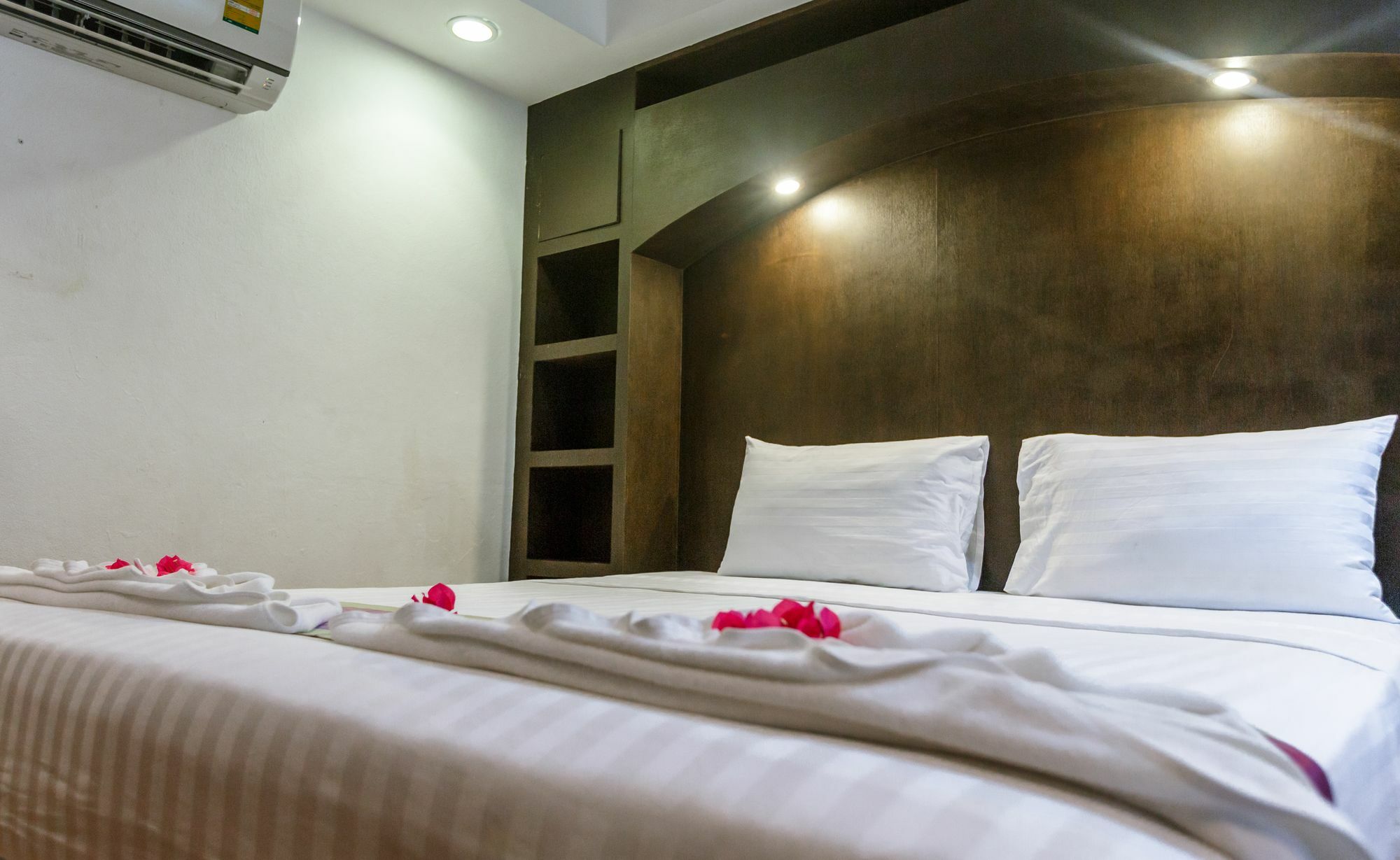 Porterhouse Beach Hotel Patong Екстериор снимка