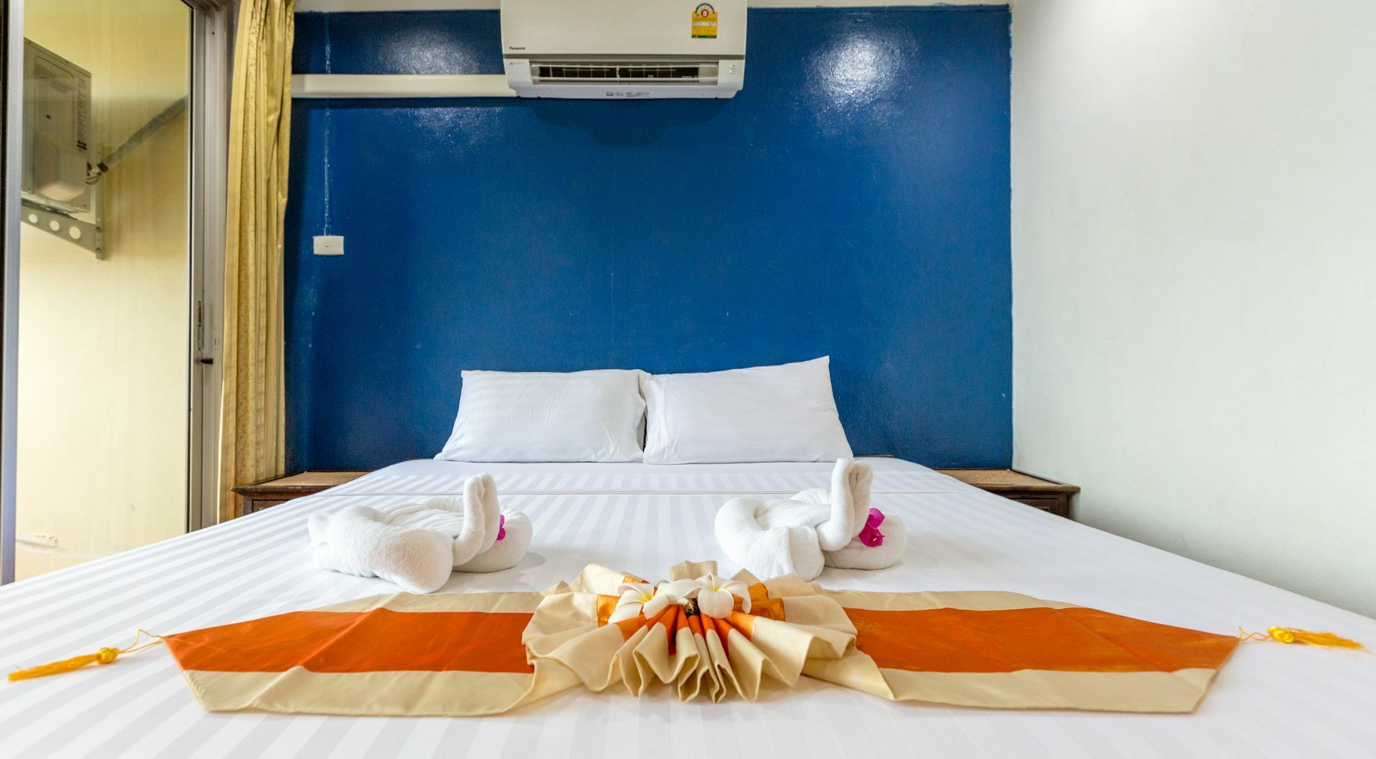 Porterhouse Beach Hotel Patong Екстериор снимка
