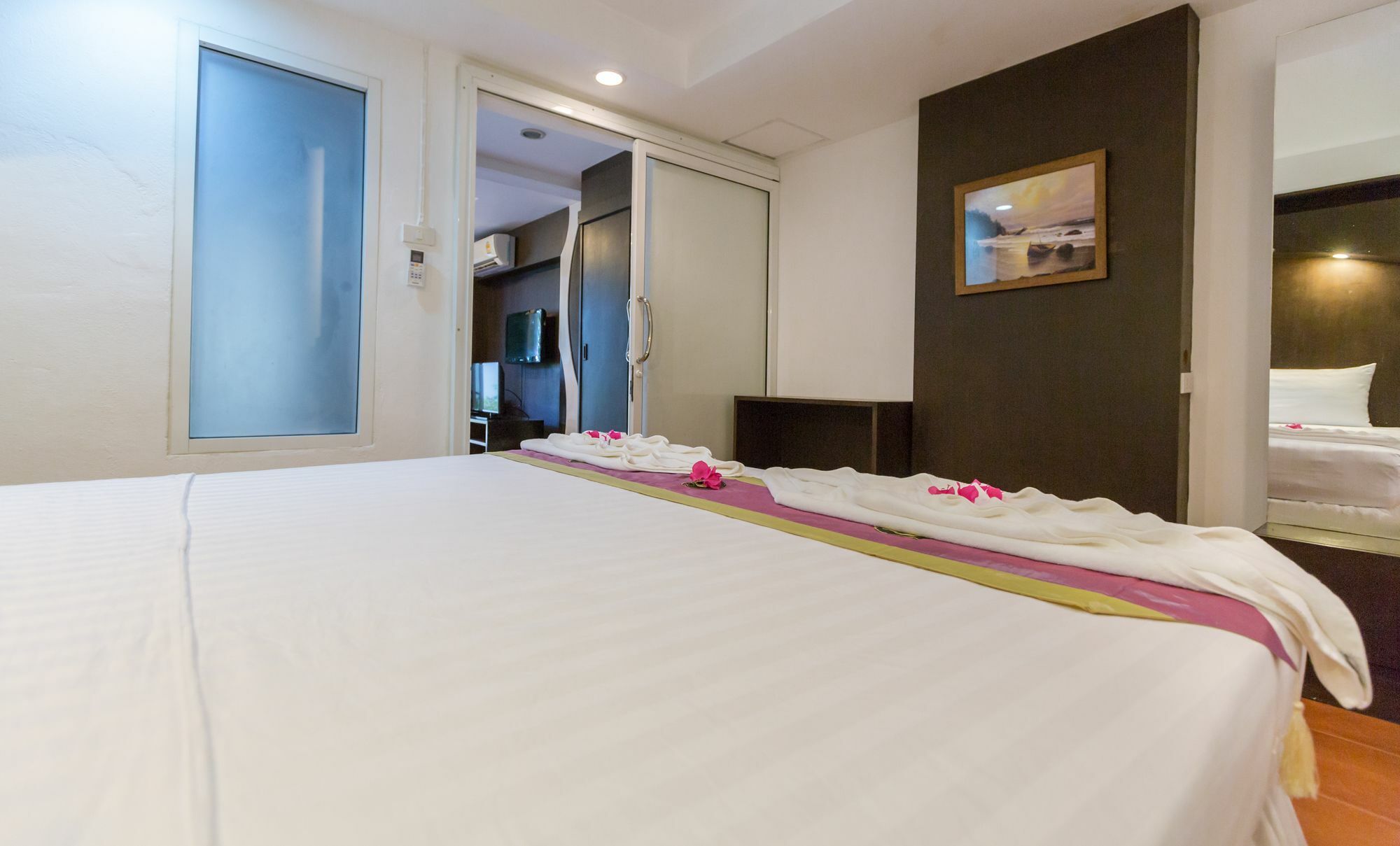 Porterhouse Beach Hotel Patong Екстериор снимка
