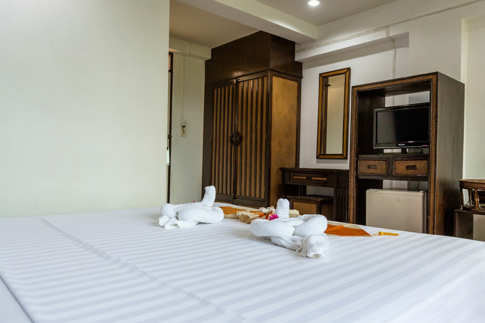 Porterhouse Beach Hotel Patong Екстериор снимка