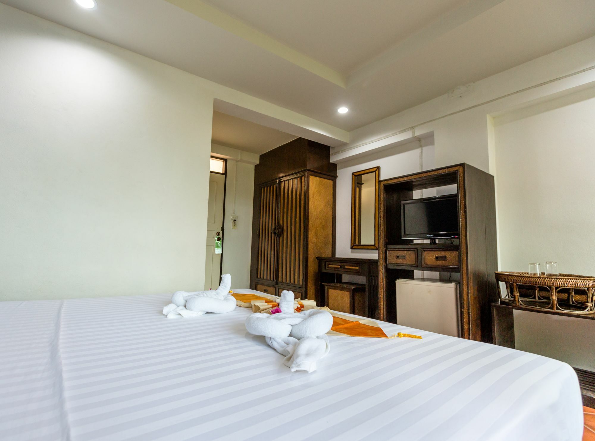 Porterhouse Beach Hotel Patong Екстериор снимка