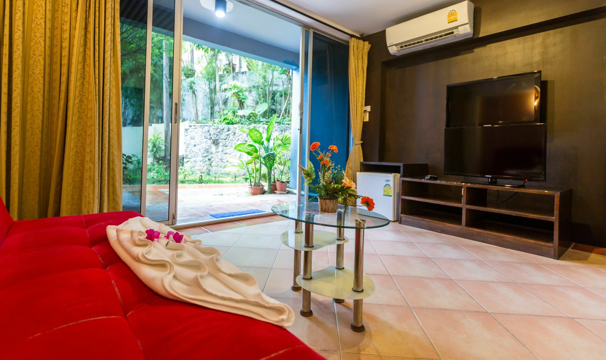 Porterhouse Beach Hotel Patong Екстериор снимка
